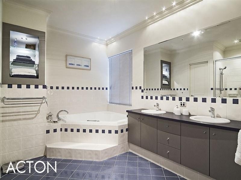 4 Hogg Avenue, Salter Point WA 6152