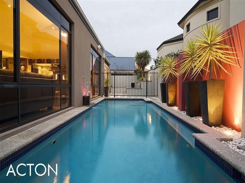 4 Hogg Avenue, Salter Point WA 6152