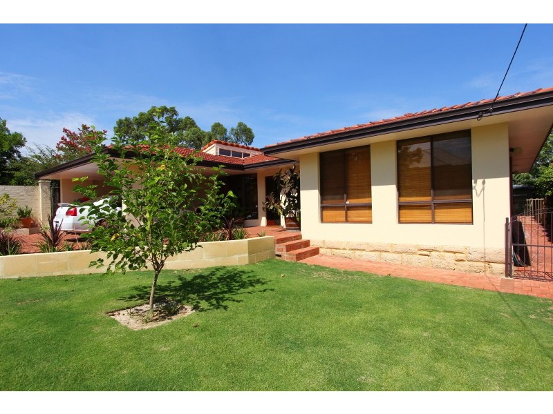 3 Batavia Way, Salter Point WA 6152