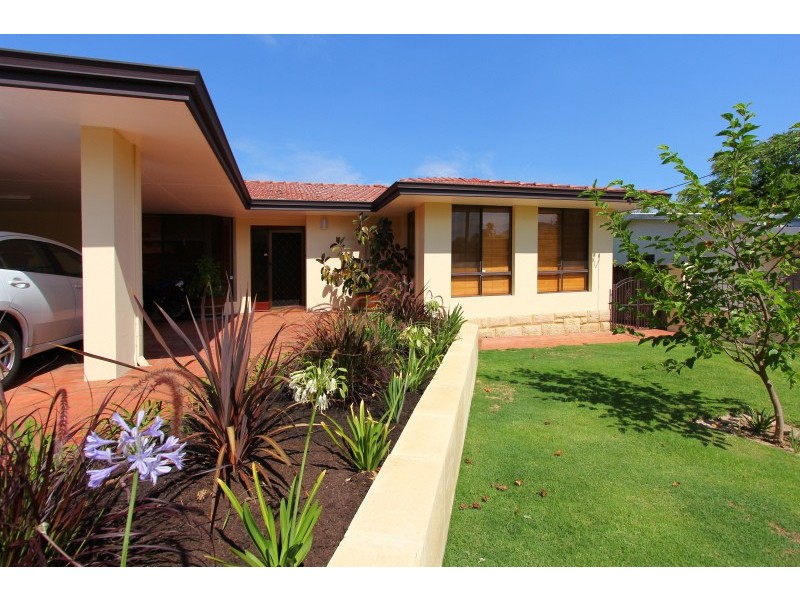 3 Batavia Way, Salter Point WA 6152