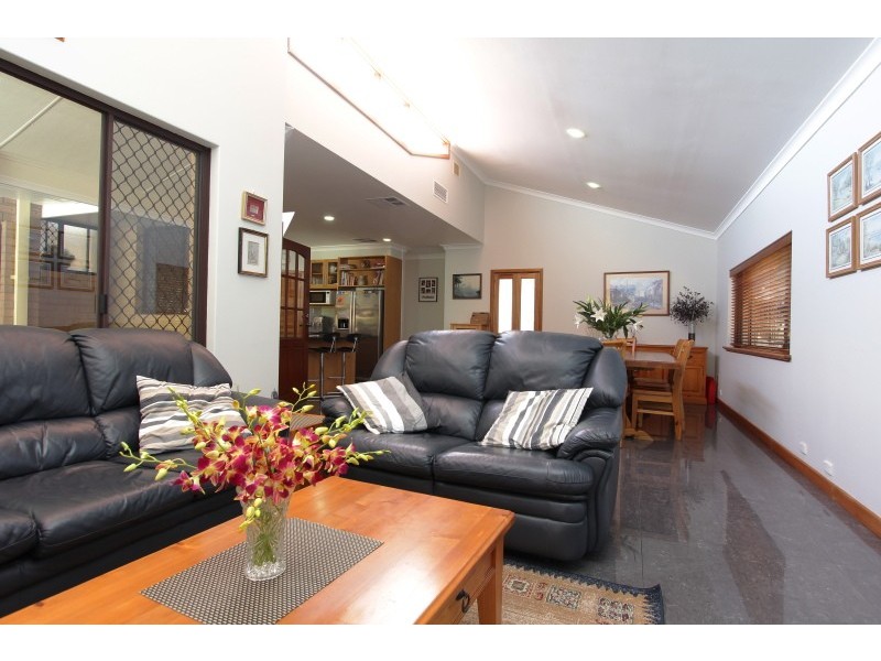 3 Batavia Way, Salter Point WA 6152