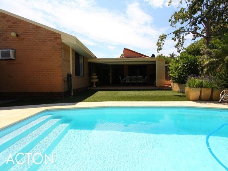 3 Batavia Way, Salter Point WA 6152
