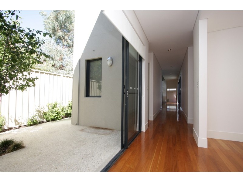 77a Robert, Como WA 6152