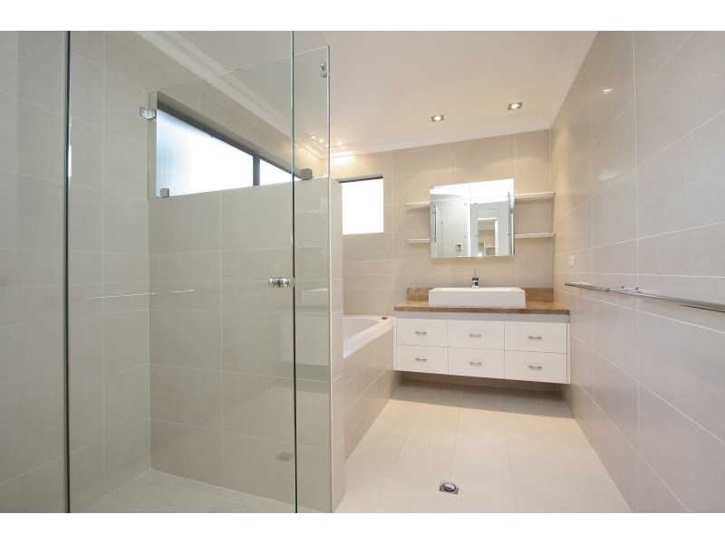 77a Robert, Como WA 6152