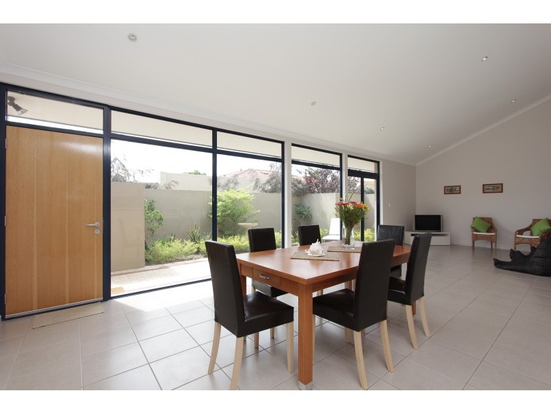 2/136 Robert Street, Como WA 6152