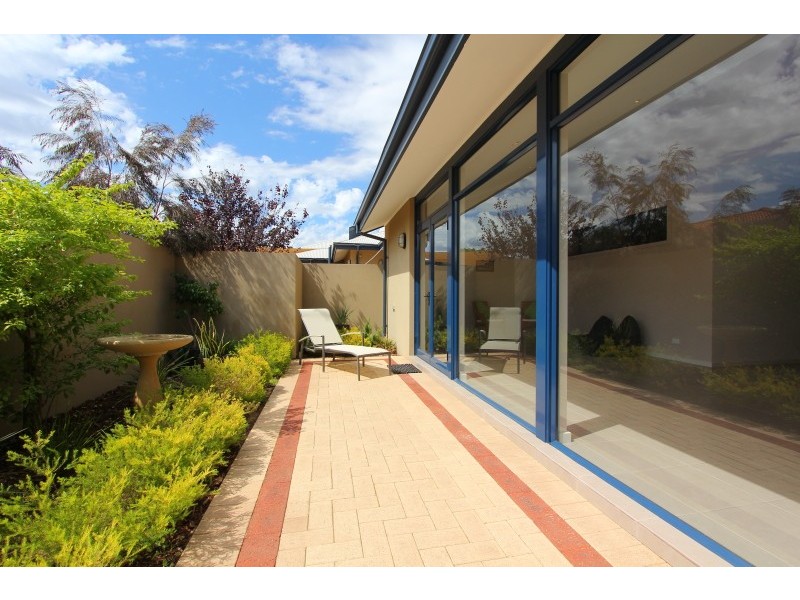 2/136 Robert Street, Como WA 6152