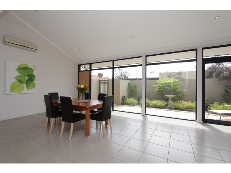 2/136 Robert Street, Como WA 6152