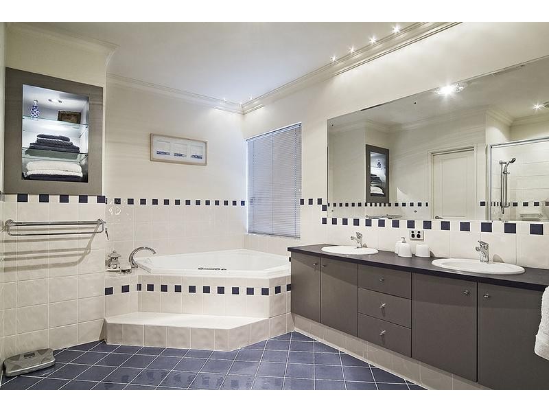 4 Hogg Avenue, Salter Point WA 6152