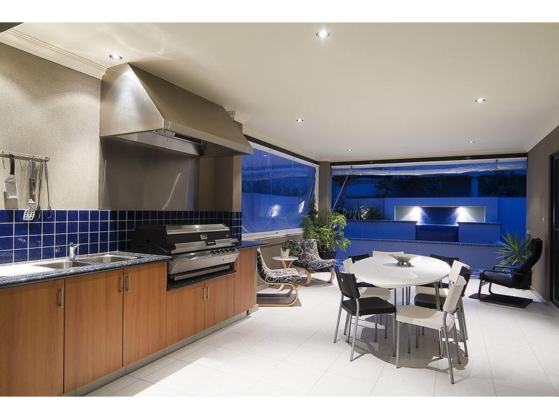 4 Hogg Avenue, Salter Point WA 6152