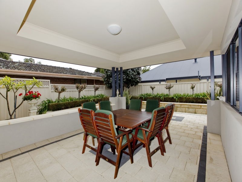 34 Roebuck Drive, Salter Point WA 6152