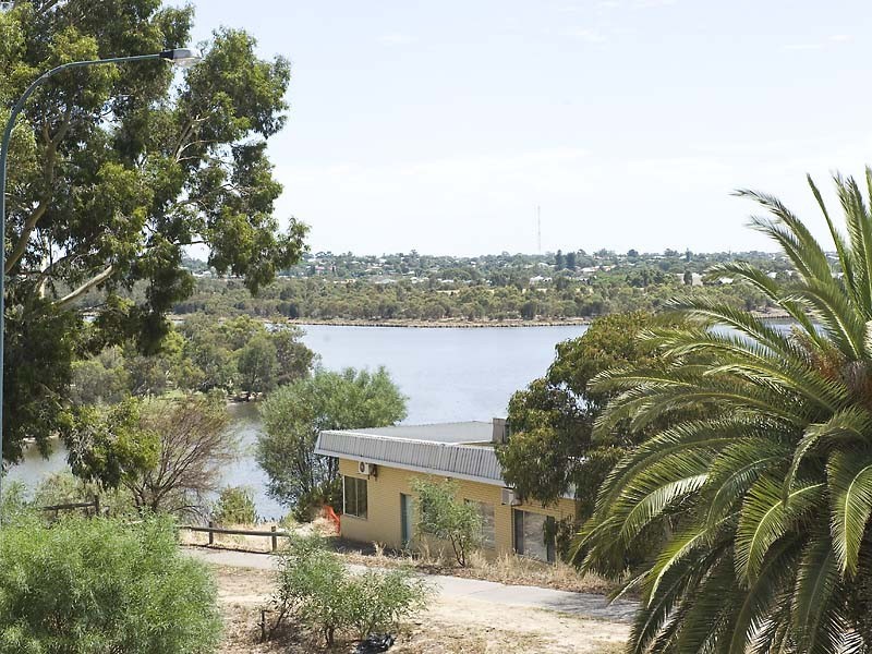 2/1 Tanunda Drive, Rivervale WA 6103