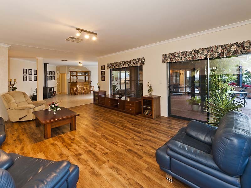 176 Albany Highway, Bedfordale WA 6112