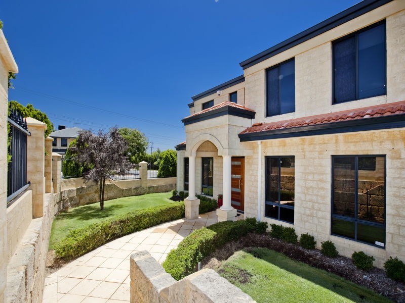 2 Klem Avenue, Salter Point WA 6152