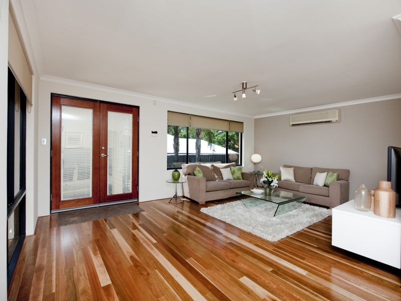 2 Klem Avenue, Salter Point WA 6152