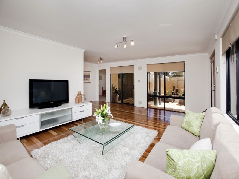 2 Klem Avenue, Salter Point WA 6152