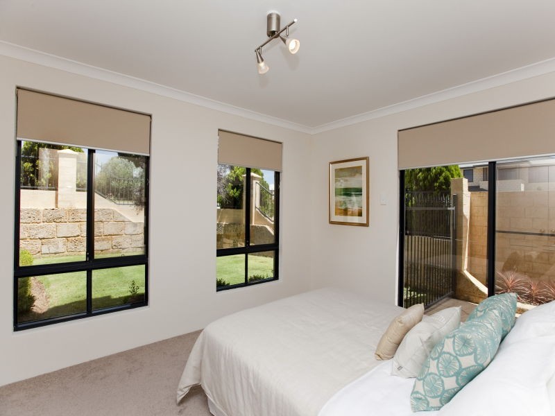 2 Klem Avenue, Salter Point WA 6152