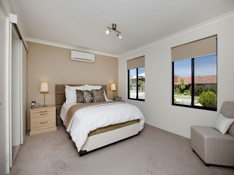 2 Klem Avenue, Salter Point WA 6152