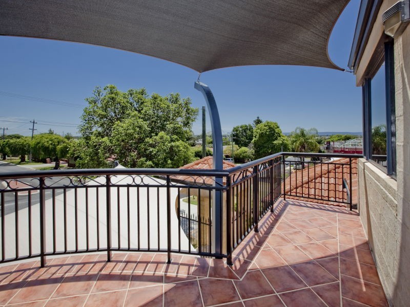 2 Klem Avenue, Salter Point WA 6152