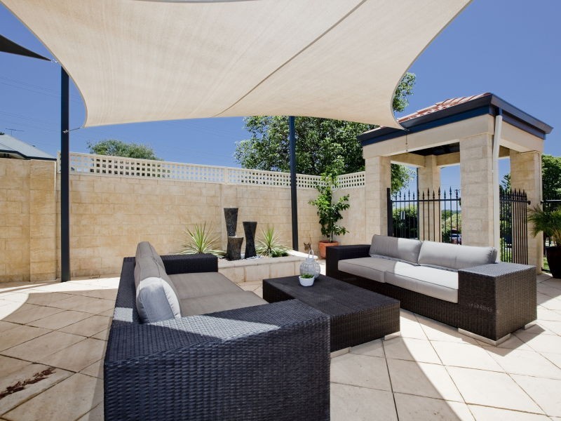 2 Klem Avenue, Salter Point WA 6152