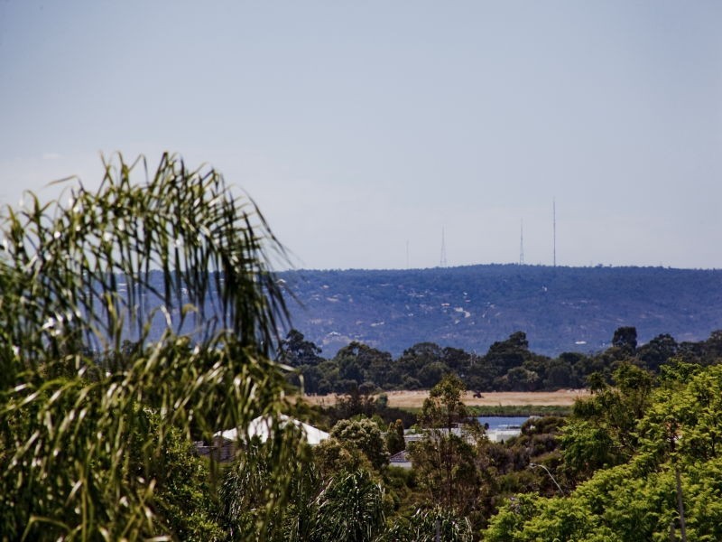 2 Klem Avenue, Salter Point WA 6152