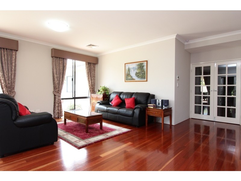 13 Omagh Grove, Waterford WA 6152