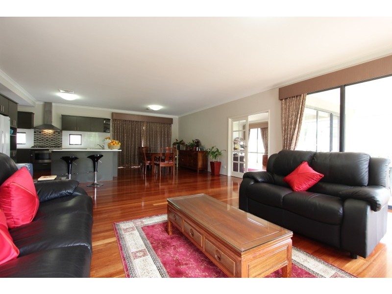 13 Omagh Grove, Waterford WA 6152