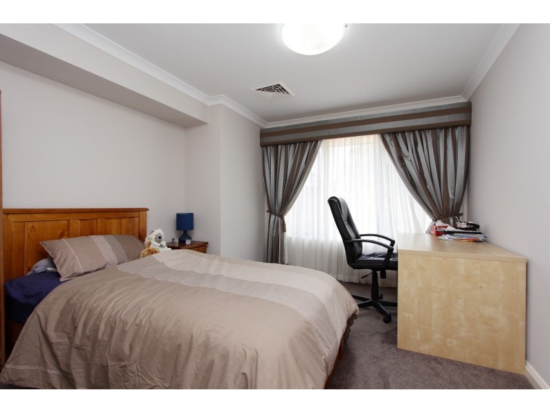 13 Omagh Grove, Waterford WA 6152