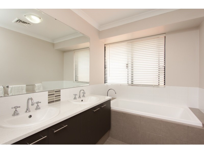 13 Omagh Grove, Waterford WA 6152