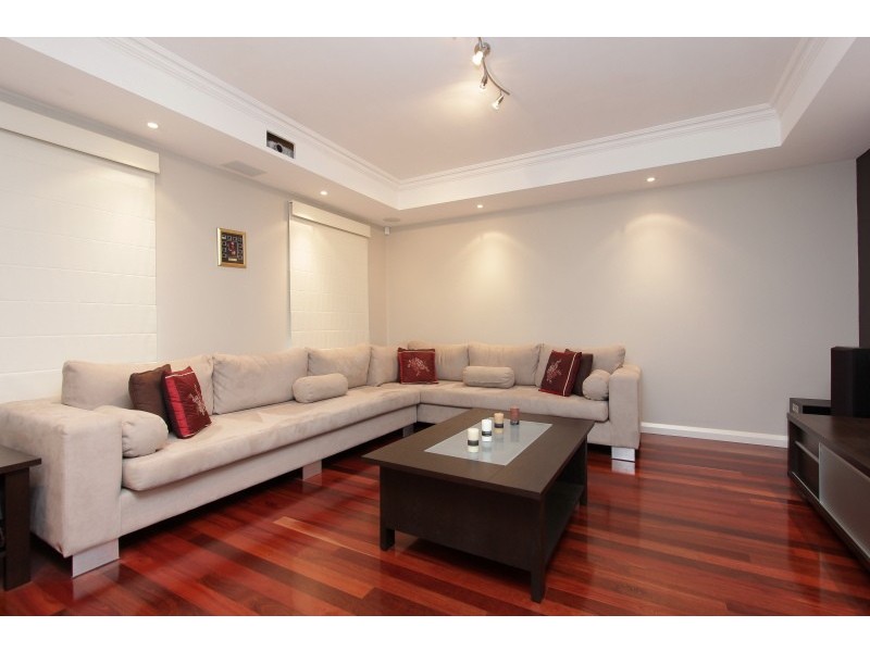 6 Hogg Avenue, Salter Point WA 6152