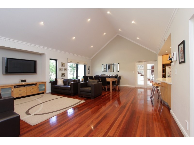 6 Hogg Avenue, Salter Point WA 6152