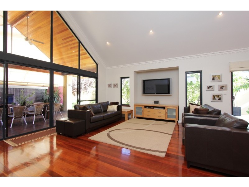 6 Hogg Avenue, Salter Point WA 6152