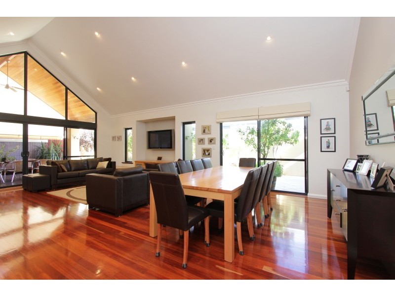 6 Hogg Avenue, Salter Point WA 6152