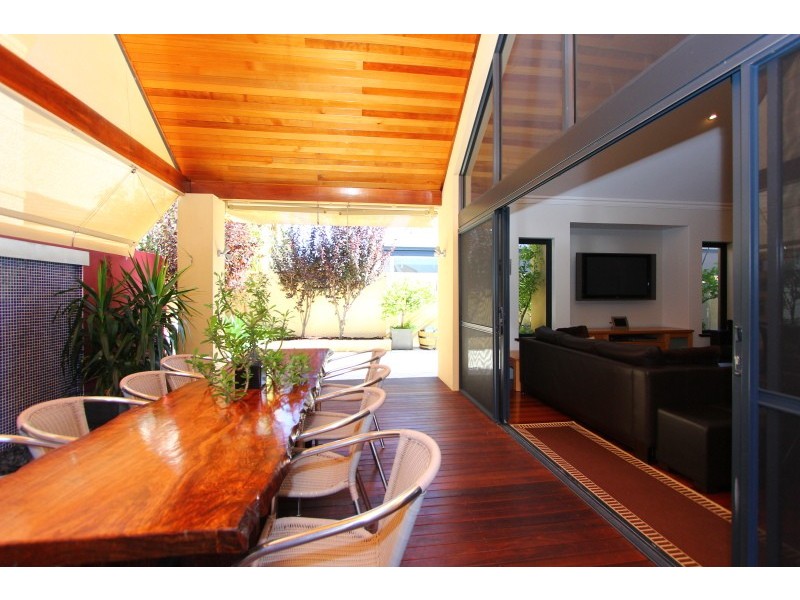 6 Hogg Avenue, Salter Point WA 6152