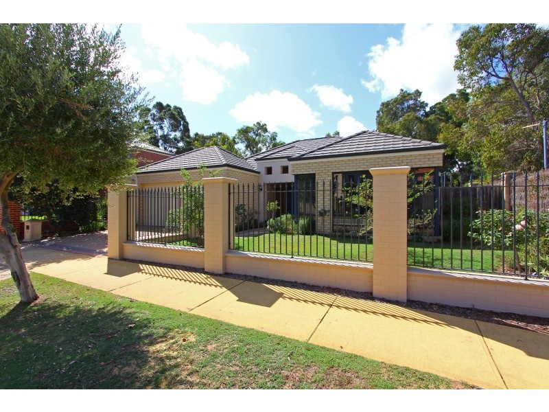 11 Hogg Avenue, Salter Point WA 6152