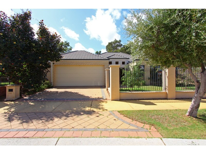 11 Hogg Avenue, Salter Point WA 6152