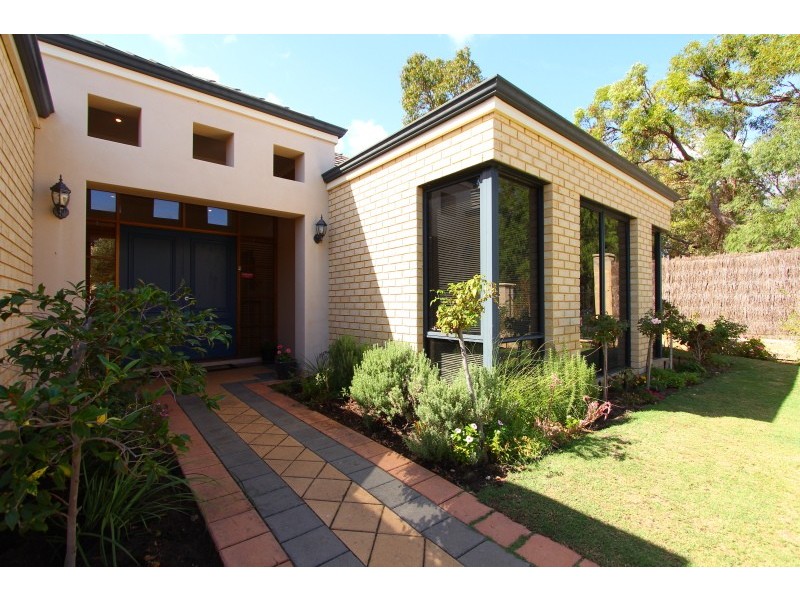 11 Hogg Avenue, Salter Point WA 6152