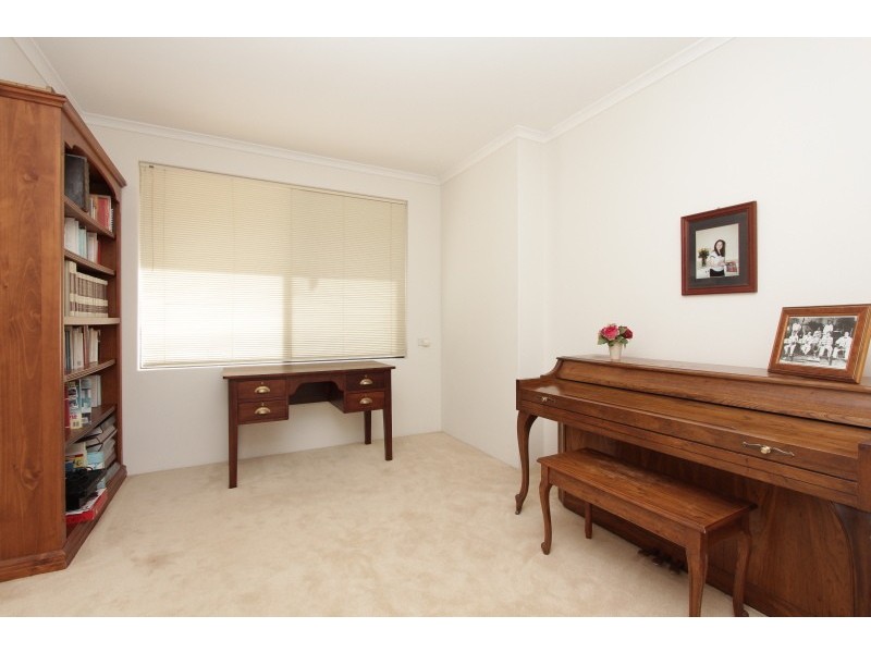 11 Hogg Avenue, Salter Point WA 6152