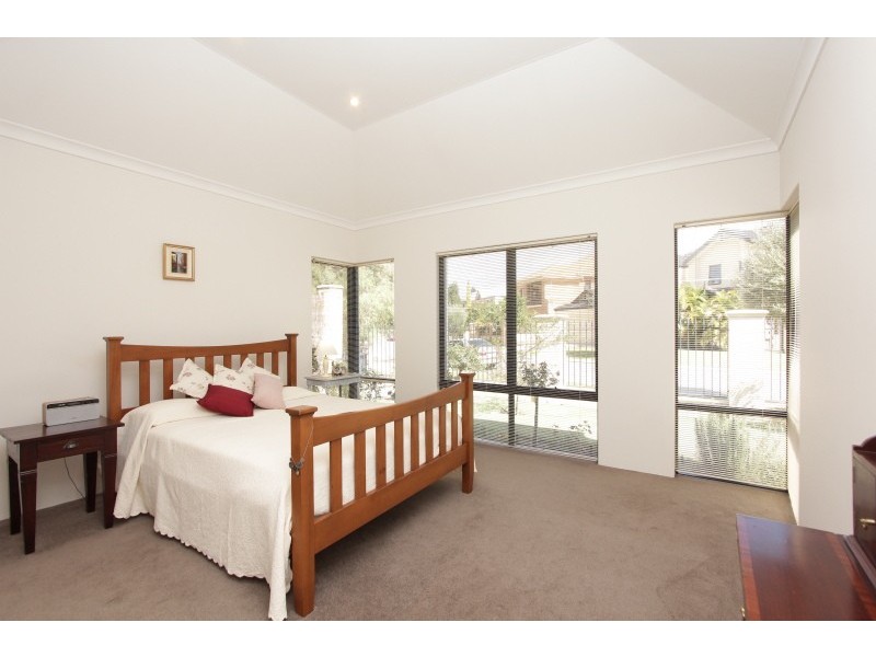 11 Hogg Avenue, Salter Point WA 6152