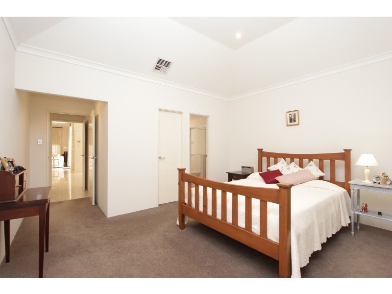 11 Hogg Avenue, Salter Point WA 6152