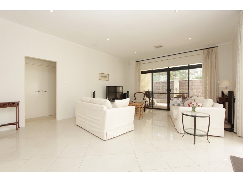 11 Hogg Avenue, Salter Point WA 6152