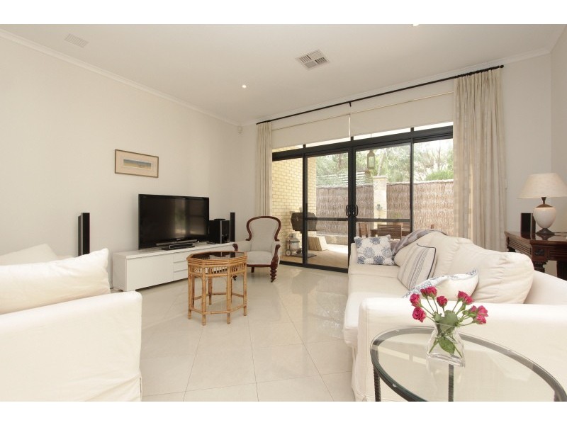 11 Hogg Avenue, Salter Point WA 6152