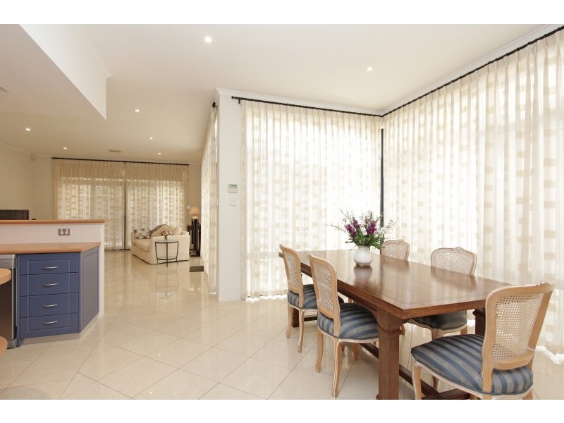 11 Hogg Avenue, Salter Point WA 6152