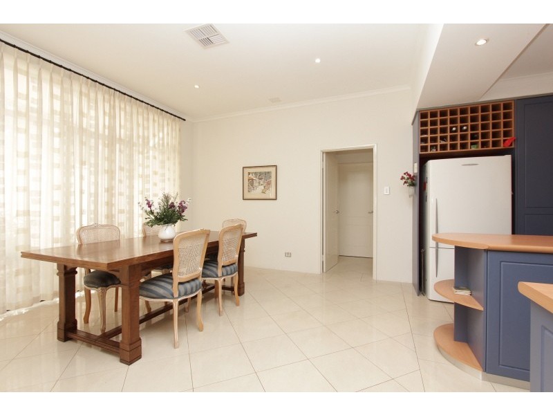 11 Hogg Avenue, Salter Point WA 6152