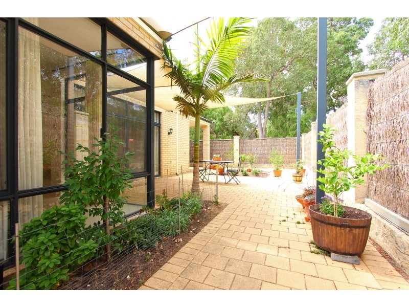 11 Hogg Avenue, Salter Point WA 6152