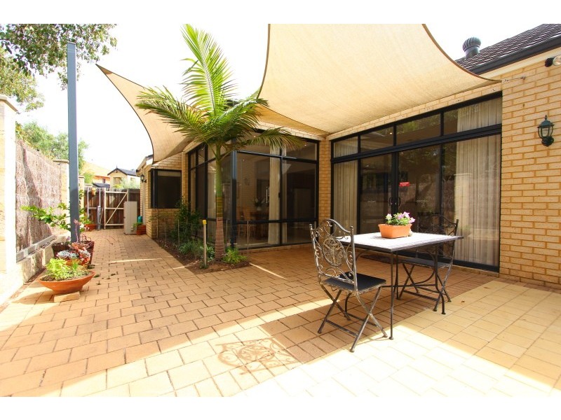 11 Hogg Avenue, Salter Point WA 6152