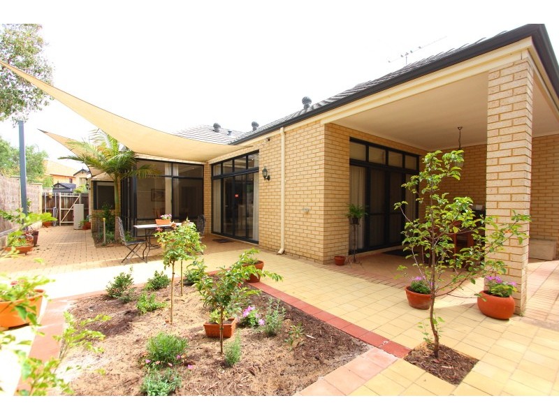 11 Hogg Avenue, Salter Point WA 6152
