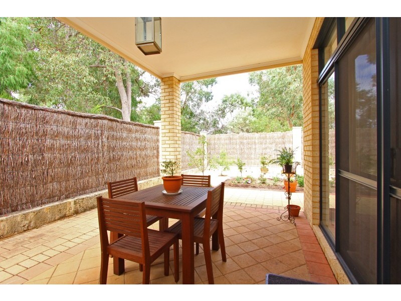 11 Hogg Avenue, Salter Point WA 6152
