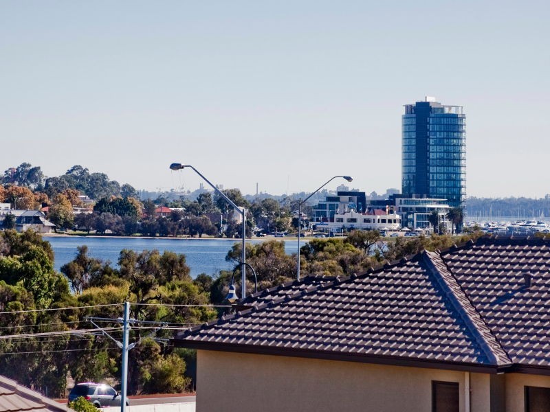 24 Crossman Pass, Salter Point WA 6152