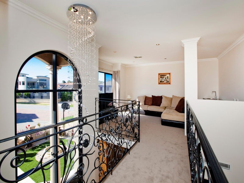 24 Crossman Pass, Salter Point WA 6152