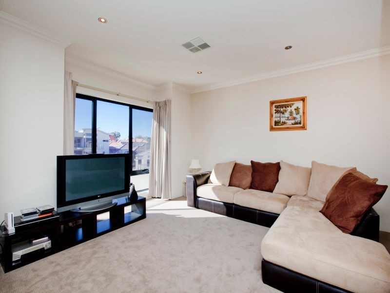 24 Crossman Pass, Salter Point WA 6152